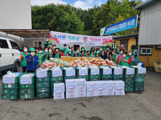 음성군 소이면은 지난 7일 소이면행정복지센터에서 10월 경로의 달을 기념하는 '효사랑 식료품' 지원행사을 열었다.        사진=음성군 제공