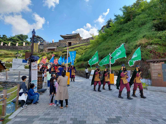 공주석송초는 이번 '내 고장 역사 문화 축제' 체험학습으로 우리 고장 공주의 역사에 대한 이해의 장을 넓히고자 학교 자율 특색교육 과정 및 유네스코 학교와 연계하여 운영해 학생들에게 새로운 학습의 활기를 불어 넣어 주었다.