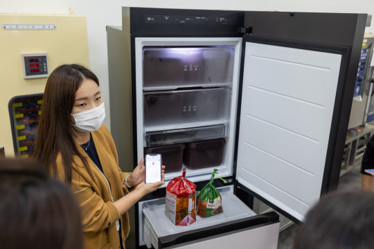 경남 창원 LG스마트파크 R&D센터 식품과학연구소에서 LG전자 연구원이 김치냉장고의 인공지능 맞춤보관 기능을 설명하고 있다. <LG전자 제공>