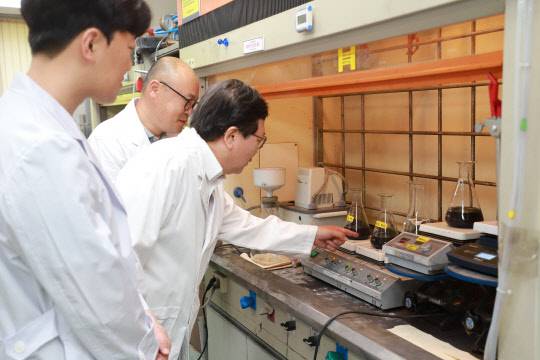 정부는 문재인 정부에서 시행된 '학생연구원 근로계약' 제도에 대한 개선 방안 마련을 위한 정책연구에 나선다. 사진은 출연연 실험실 연구 현장 모습



디지털타임스 DB