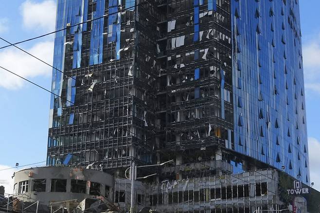 10일(현지시간) 우크라이나 키예프에서 러시아 포격 현장에서 손상된 타워 블록. 이 건물에는 삼성전자 우크라인나 법인 등이 입주했다. [자료:연합뉴스]