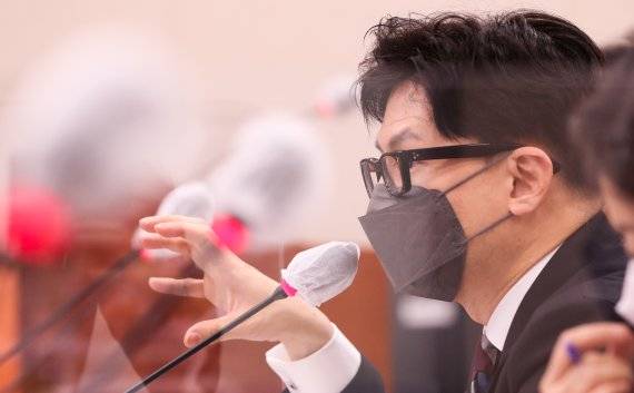 한동훈 법무부 장관이 지난 6일 서울 여의도 국회에서 열린 법제사법위원회의 법무부 등에 대한 국정감사에서 의원 질의에 답하고 있다./사진=뉴스1