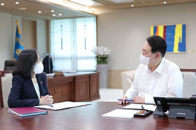 윤석열 대통령이 지난 7월25일 서울 용산구 대통령실 집무실에서 김현숙 여성가족부 장관에게 업무보고를 받고 있다. 공동취재사진