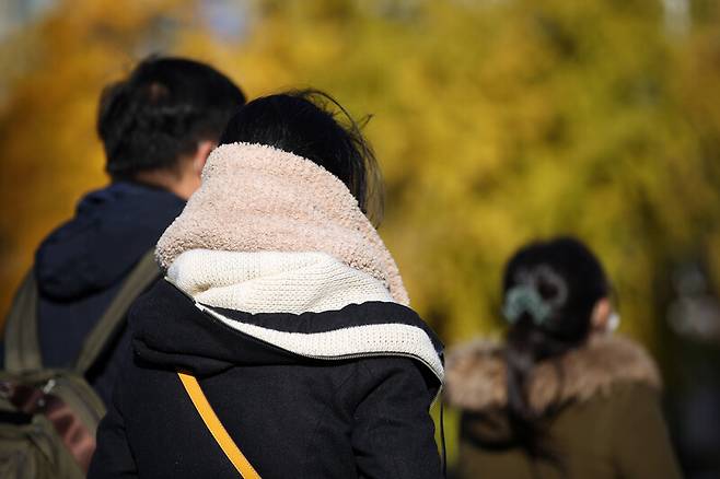 두꺼운 복장을 한 시민들이 서울 광화문네거리를 지나고 있다. 연합뉴스
