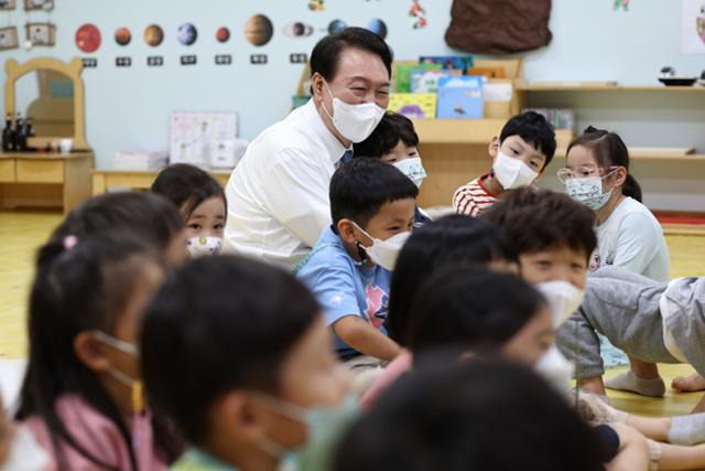 지난달 27일 윤석열 대통령이 세종시 도담동 아이누리 어린이집을 방문, 아이들에게 옛 이야기를 들려주는 이야기 할머니 프로그램을 참관하고 있다. 연합뉴스