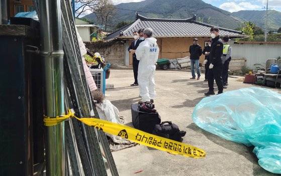 10일 전북 무주군 '일산화가스 중독 추정' 사고 현장에서 경찰이 국립과학수사연구원과 함께 합동 감식을 하고 있다. 전날 집주인 80대 노모 생일을 맞아 이 집에서 자던 일가족 5명이 숨지고, 1명이 다쳤다. 연합뉴스