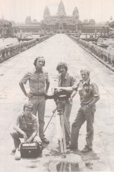 <나에게 거짓을 말하지 마라>의 저자 존 필저(왼쪽 두번째)가 다큐멘터리 ‘캄보디아, 배신’을 촬영한 영국 ATV 다큐멘터리팀과 앙코르와트를 배경으로 기념 촬영을 하고 있다. 필저는 이 다큐멘터리로 1991년 에미상을 수상했다. /히스토리아 제공