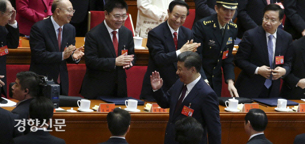 시진핑 중국 국가주석이 2017년 10월 베이징 인민대회당에서 열린 공산당 제19차 전국대표대회 개막식에서 참석자들에게 손을 들어 인사하고 있다. | EPA연합뉴스