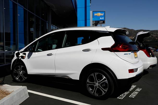 A Chevrolet Bolt electric vehicle is seen at Stewart Chevrolet in Colma, California, US in this file photo. The EV manufacturer, General Motors, is one of the automotive clients of Seoul-based lithium-ion battery cell maker LG Energy Solution. (Reuters-Yonhap)