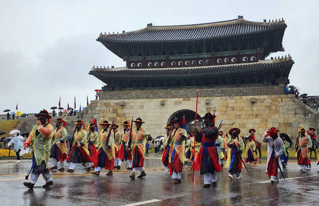 Participants march during the Reenactment of King Jeongjo’s Royal Parade in Suwon, Gyeonggi Province, on Sunday. (Hwang Dong-hee/The Korea Herald)