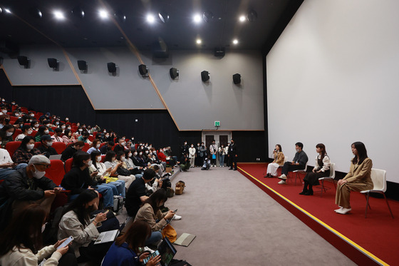 Directed by actor Cho Hyun-chul, "The Dream Songs" centers around the romance between the two schoolgirls. It is also in remembrance of the Sewol ferry disaster in 2014. [YONHAP]