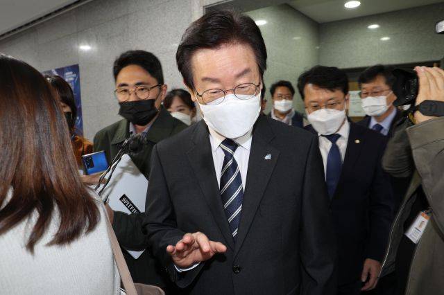 이재명 더불어민주당 대표가 10일 국회 의원회관에서 열린 세계한인민주회의 2022 컨퍼런스에 참석한 뒤 기자들의 질문을 들으며 이동하고 있다. 국회사진기자단