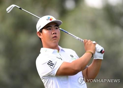 볼의 궤적을 쫓는 김주형.
[AFP/게티이미지=연합뉴스]