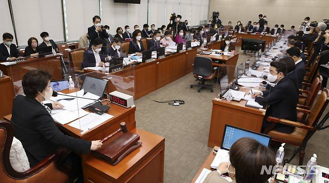 정춘숙 국회 복지위 위원장이 이달 5일 서울 여의도 국회에서 열린 보건복지위원회의 보건복지부, 질병관리청에 대한 국정감사에서 회의 시작을 알리는 의사봉을 두드리고 있다. / 사진제공=뉴시스