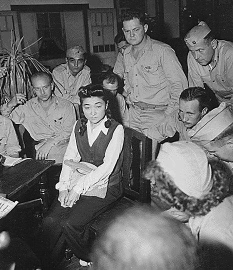 미군 등 연합군 포로들과 함께 방송하던 시절의 도구리 다키노.