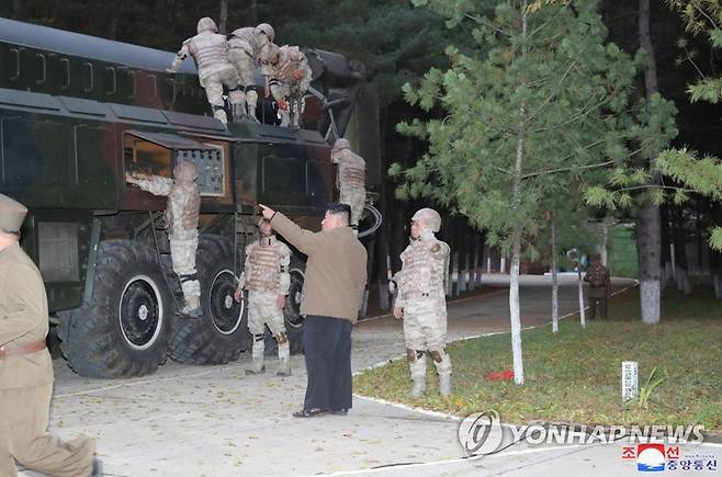 김정은, 전술핵운용부대 군사훈련 지도…"대화 필요성 안느껴" (서울=연합뉴스) 김정은 북한 국무위원장은 북한군 전술핵운용부대 등의 군사훈련을 지도하며 "적들과 대화할 내용도 없고 또 그럴 필요성도 느끼지 않는다"고 밝혔다.

   김 위원장은 지난달 25일부터 지난 9일까지 인민군 전술핵운용부대ㆍ장거리포병부대ㆍ공군비행대의 훈련에 참석한 자리에서 이같이 말했다고 조선중앙통신이 10일 밝혔다. [조선중앙통신 홈페이지 캡처] 2022.10.10 
    [국내에서만 사용가능. 재배포 금지. For Use Only in the Republic of Korea. No Redistribution] 
 nkphoto@yna.co.kr