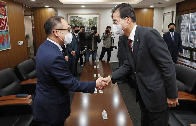 이원석(왼쪽) 검찰총장이 11일 오후 서울 강남구 대한변호사협회를 예방해 이종엽 변협 회장과 인사를 하고 있다. (사진=연합뉴스)