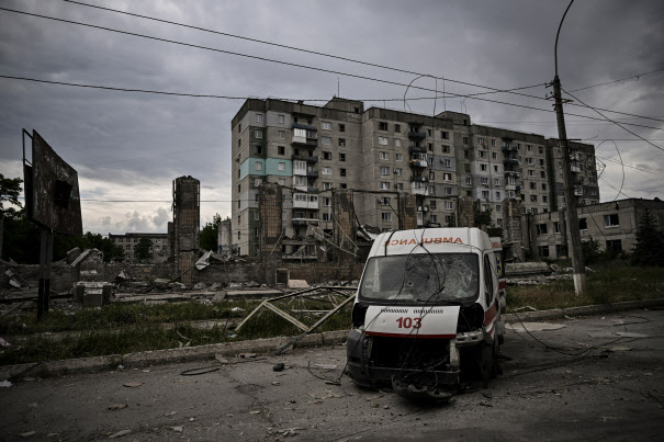 러시아군의 포격을 맞은 우크라이나 동부 돈바스 지역의 루한스크주 리시찬스크. (사진=AFP)