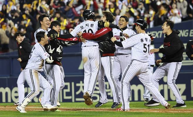 11일 서울 잠실야구장에서 열린 2022 KBO 프로야구 kt 위즈와 LG 트윈스의 경기. 9회말 2사 1, 2루 상황 LG 오지환이 끝내기 안타를 치고 동료선수들과 환호하고 있다.(사진=연합뉴스)