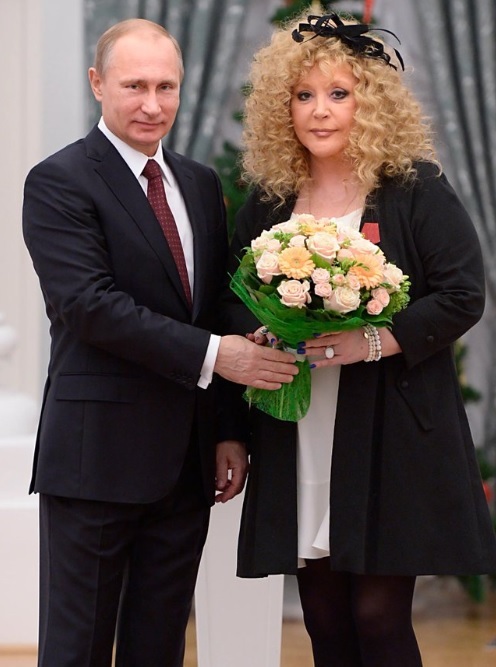 블라디미르 푸틴 러시아 대통령(왼쪽)과 러시아의 유명 팝가수 알라 푸가체바. 트위터 갈무리