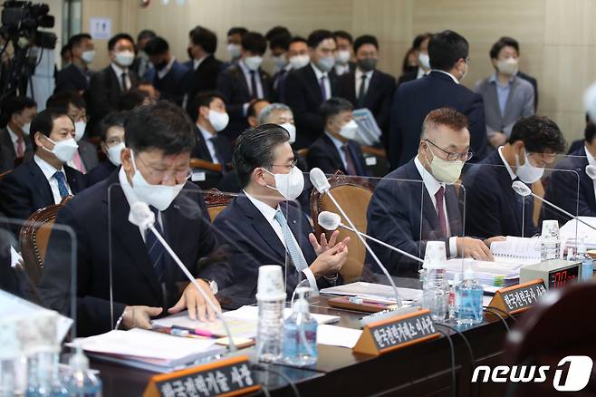 11일 오전 전남 나주시 한국전력공사 본사에서 국회 산업통상자원중소벤처기업위원회 국정감사가 진행되고 있다. 사진은 정승일 한국전력공사 사장을 비롯 관계자들이 관련 서류를 살펴보고 있는 모습. 2022.10.11/뉴스1 ⓒ News1 이승현 기자