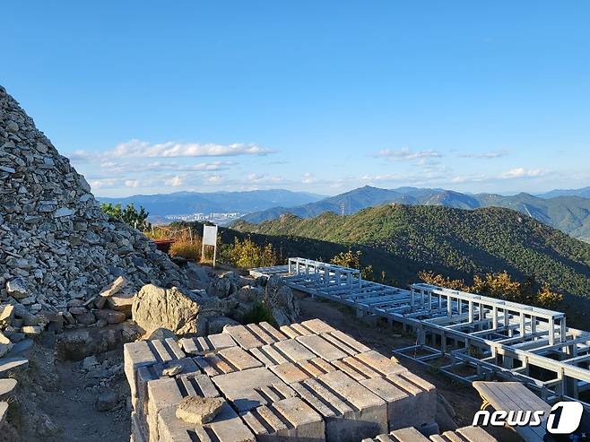 10일 오후 부산 부산진구 백양산 정상에 공사자재들이 쌓여 있다. 2022.10.10. /뉴스1 ⓒNews1 손연우기자