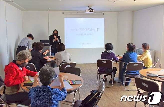 전주효자시니어클럽이 ‘문화예술프로그램이 노인 우울증 치료에 효과적인가’라는 구체적인 목표에 대한 실험 검증 기관으로 ‘창의예술교육 랩 지원사업’에 참여한다.(전주시니어클럽 제공)2022.10.11 /뉴스1