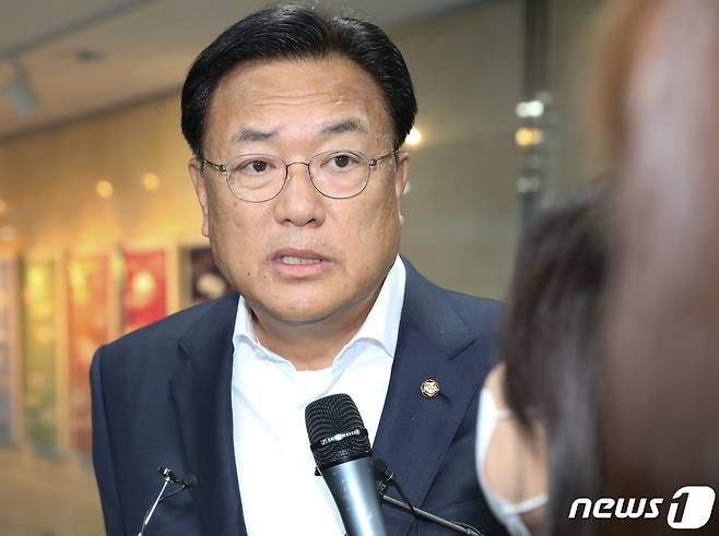 정진석 국민의힘 비상대책위원장이 11일 서울 여의도 국회 의원회관에서 열린 '반도체 인력양성의 대전환! 강원도가 시작합니다' 토론회 축사를 마친 뒤 취재진의 질의에 답하고 있다. 2022.10.11/뉴스1 ⓒ News1 허경 기자