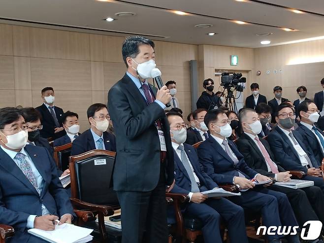 최익규 한국수력원자력 상임감사위원이 11일 전남 나주 한전 본사에서 진행된 국정감사에서 신영대 더불어민주당(전북 군산시)이 지적한 부실한 상임감사 지원서 직무수행 계획서에 대해 해명하고 있다.2022.10.11/뉴스1 ⓒ News1 박영래 기자