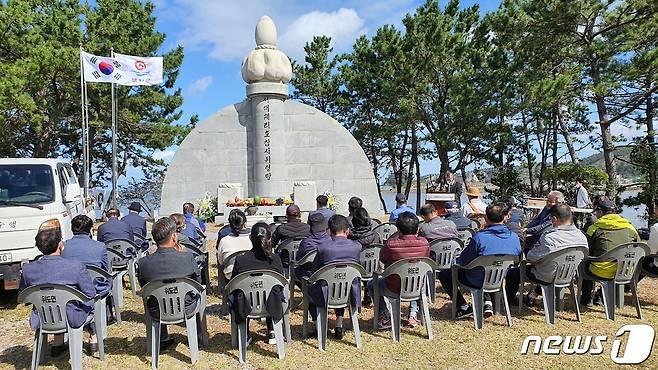 전북 부안군은 10일 위도면 진리 연못 위령탑에서 '제29주기 서해훼리호 참사 추모 위령제'를 거행했다. (부안군 제공)2022.10.11/뉴스1