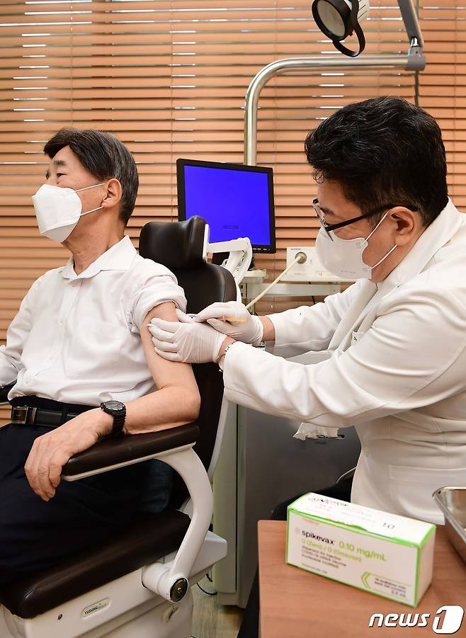 '2022-2023 동절기 코로나19 추가접종' 첫날인 11일 서울 강남구 개포동 소아청소년과 의원에서 1순위 권고대상인 60대 시민이 모더나의 오미크론 함유 2가백신 스파이크박스 2주를 접종하고 있다. (모더나 제공) 2022.10.11/뉴스1