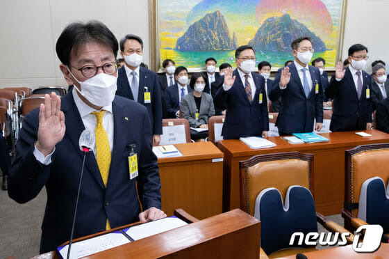 이재근 국민은행장을 비롯한 증인들이 11일 오후 서울 여의도 국회에서 열린 정무위원회의 금융감독원에 대한 국정감사에서 증인 선서를 하고 있다. (사진 왼쪽부터 시계 방향으로) 이재근 국민은행장, 진옥동 신한은행장, 임동순 농협은행 수석부행장, 박성호 하나은행장, 이원덕 우리은행장. (사진=뉴스1)