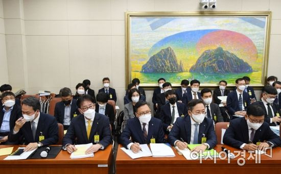 11일 국회에서 열린 금융감독원에 대한 국정감사에 진옥동 신한은행장(왼쪽부터), 이재근 국민은행장, 임동순 농협은행 수석부행장, 박성호 하나은행장, 이원덕 우리은행장이 출석. 의원들 질의를 경청하고 있다./윤동주 기자 doso7@