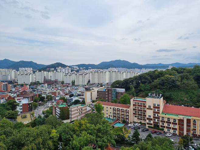 광주의 선교기지였던 양림동 전경. 앞쪽으로 호남신학대와 현지에서 각각 '웃(윗) 교회' '정원 교회' '계단 교회'란 별칭으로 불리는 교회들, 기독병원, 광주기독간호대학, 수피아여고 등이 모여있다. /김한수 기자