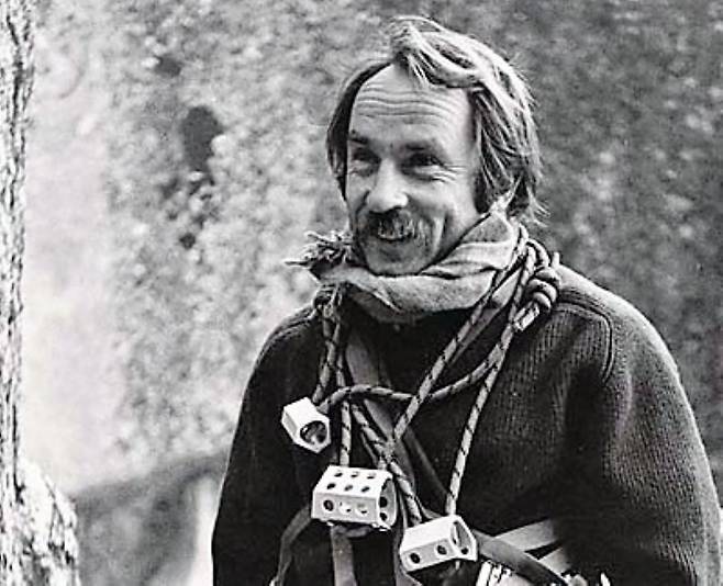 미국 의류업체인 파타고니아의 이본 쉬나드 회장은 친환경 정책에 대한 일관성 있는 발언과 행동을 평생 동안 유지해 높은 평가를 받고 있다. 1972년에 암벽 등반 장비를 몸에 걸치고 있는 모습./톰 프로스트(위키피디아)