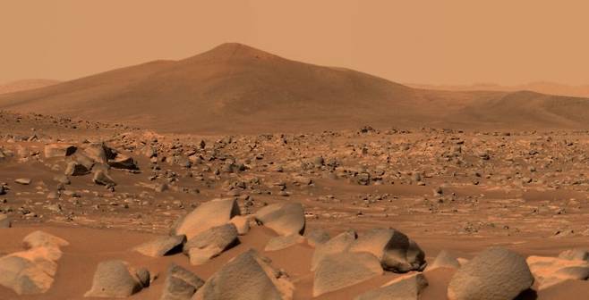 미국항공우주국(NASA)의 화성 탐사로버 '퍼서비어런스'가 지난해 4월 예제로 분화구 내부를 촬영한 모습. 예제로 분화구는 과거 물이 흘렀던 흔적이 있어 생명체의 단서를 찾을 가능성이 높은 지역으로 꼽힌다. NASA 제공