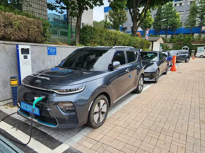 완속 충전기는 빈자리가 많은 편