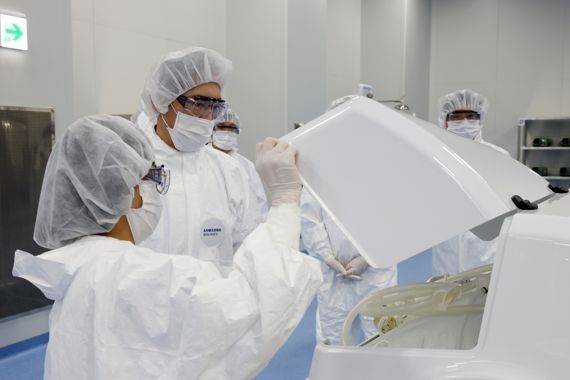 이재용 삼성전자 부회장(왼쪽 두번째)이 11일 인천광역시 연수구 삼성바이오로직스 송도캠퍼스 제4공장 준공식을 방문해 생산 시설을 직접 점검하고 있다. 삼성전자 제공