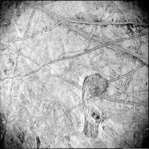목성 탐사선 주노가 9월29일 412㎞ 거리에서 찍은 유로파 얼음 표면. 사진에 보이는 지역의 범위는 150㎞x200㎞로, 역대 최고 해상도의 유로파 사진이다. 나사 제공