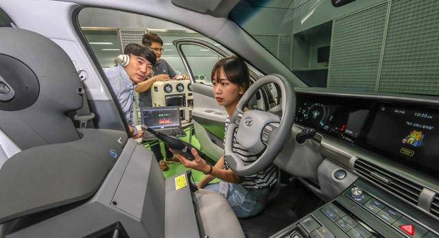 현대자동차와 카카오 연구원들이 음성인식 AI '카카오i'를 활용한 다양한 기능을 개발하고 있다. 현대차 제공