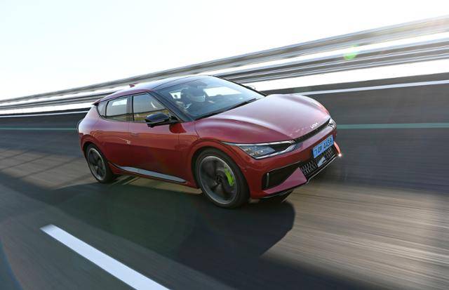 HMG 드라이빙 익스피리언스 센터의 고속주회로를 달리고 있는 기아 고성능 전기차 'EV6 GT'. 기아 제공