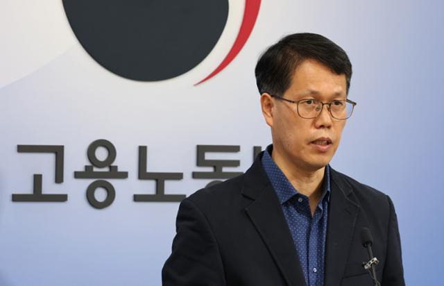 9월 노동시장 동향을 설명하는 천경기 미래고용분석과장. 세종=연합뉴스