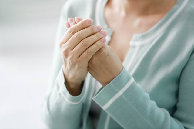 레이노증후군·동맥경화 등 질환이 있으면 손발이 혈액순환이 느려져 수족냉증이 생길 수 있다./사진=클립아트코리아