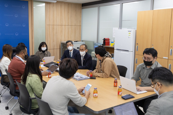 고학수 개인정보보호위원회 위원장(오른쪽 줄에서 세 번째)이 10월 11일 오후 정부서울청사에서 출입기자들과 대화하고 있다. [사진=개인정보보호위원회]