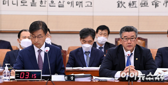 유병호 감사원 사무총장이 11일 서울 여의도 국회에서 열린 법제사법위원회의 감사원 국정감사에서 의원 질의에 답하고 있다. [사진=김성진 기자]