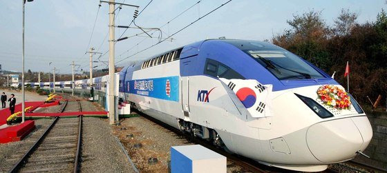 한국형 고속열차 G-7을 개량해 만든 KTX-2, 지금의 KTX-산천의 출고식 장면. [중앙일보]