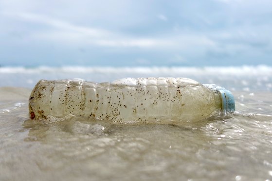 태국의 코 사멧 섬 해변에 버려진 플라스틱 병. 플라스틱 쓰레기는 전세계 바다를 오염시키고 있다. [로이터=연합뉴스]