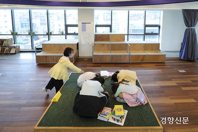 경기 성남시 라이브러리 티티섬을 이용하는 어린이들. /성동훈 기자