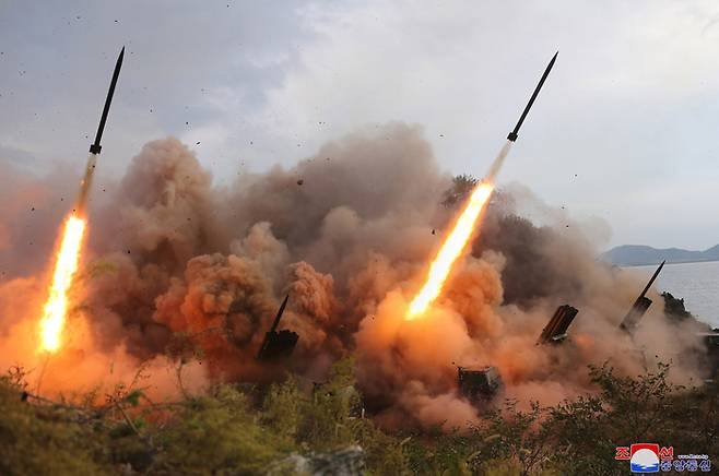 김정은 북한 국방위원장이 지난달 25일부터 이달 9일까지 인민군 전술핵운용부대·장거리포병부대·공군비행대의 훈련을 지도했다고 조선중앙통신이 10일 밝혔다. 연합뉴스