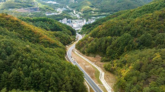 정선 군도 7호선의 사북~직전 간 신규 개설 도로 전경. 정선군 제공